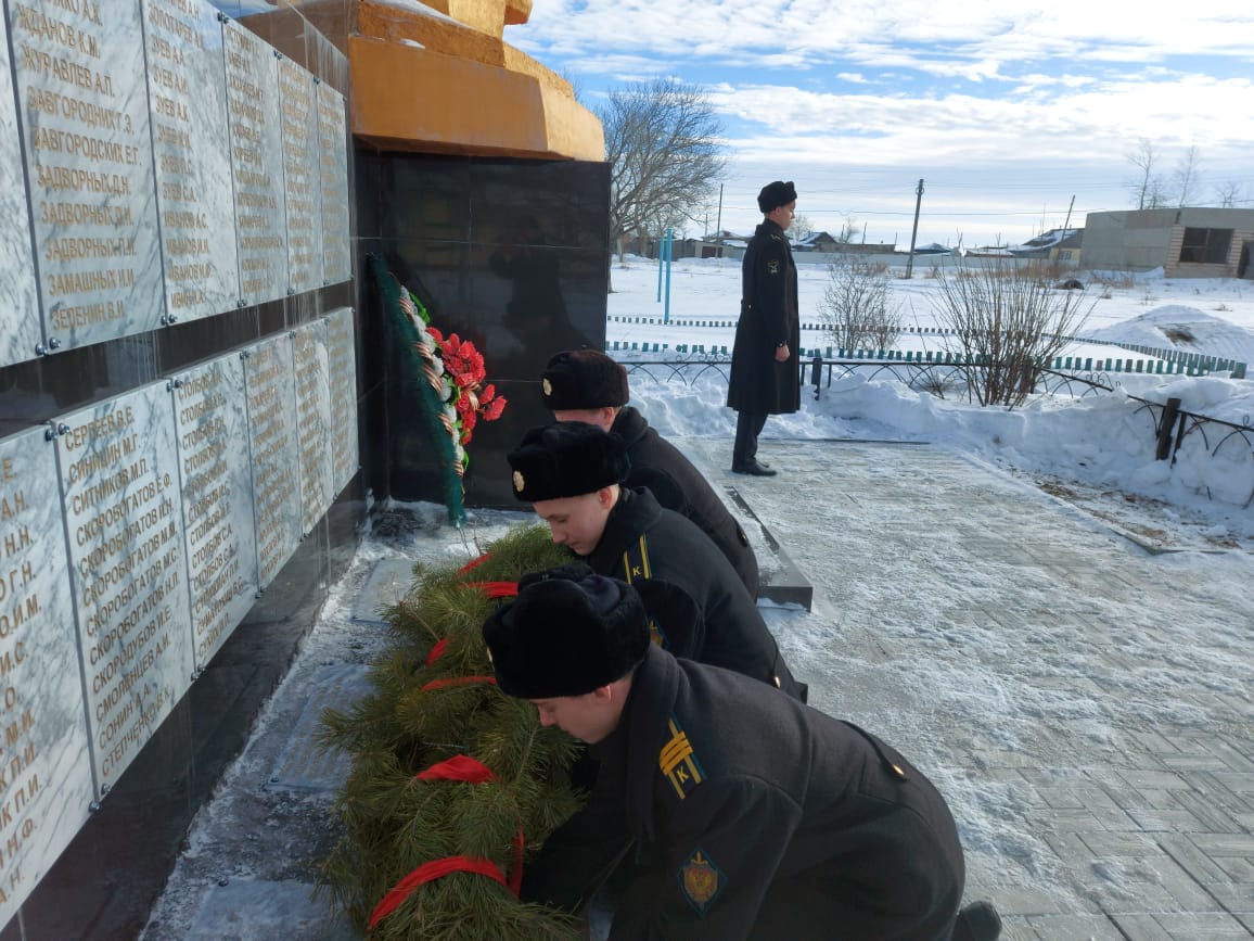 В день  празднования 80 -  летия победы Сталинградской битве у Обелиска  состоялась торжественная церемония возложения цветов..
